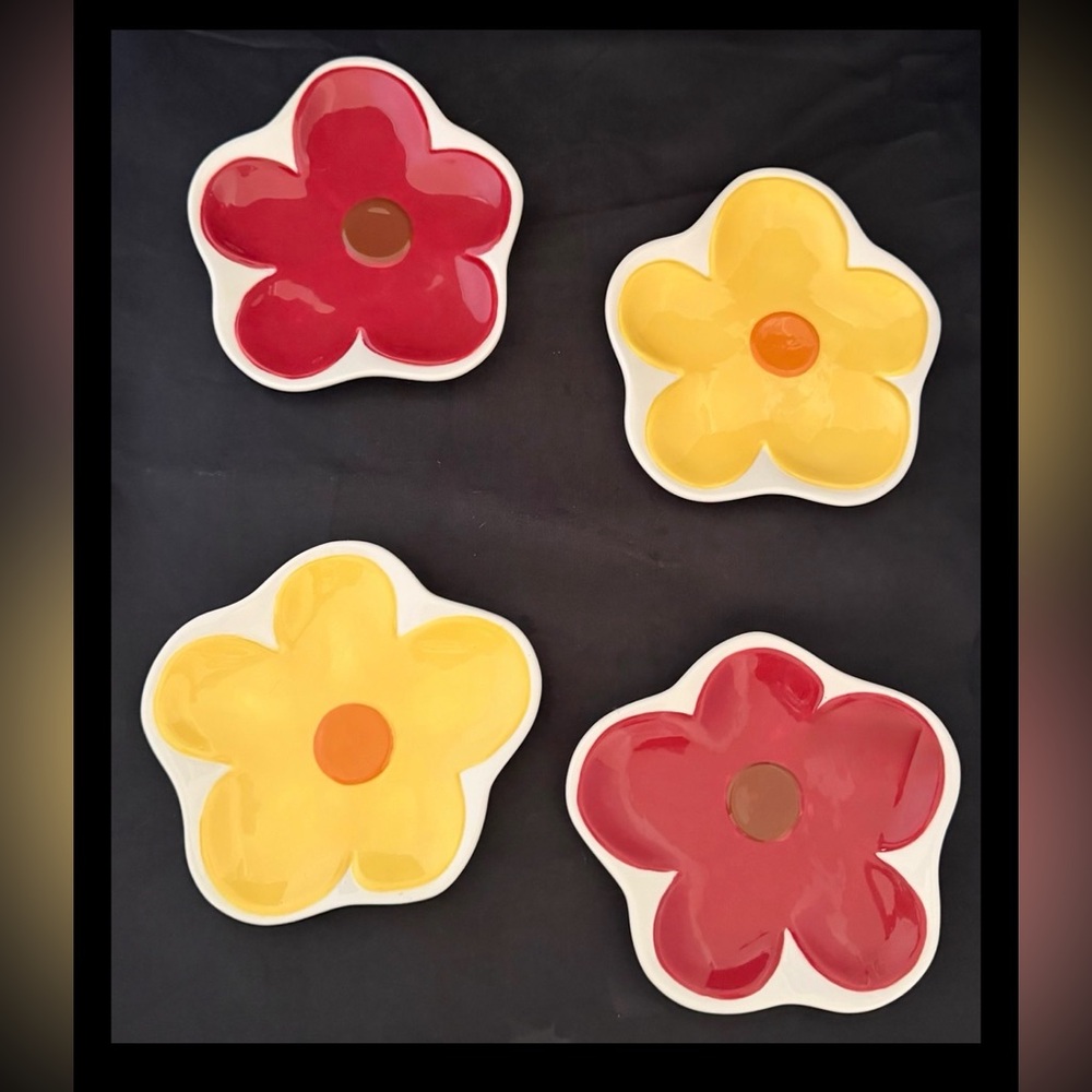 4 Living Quarters Your Home Your Style Red Yellow Flower Shaped 6" Plates New